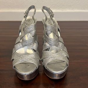 Guess 7.5 M Silver texture glitter heels
